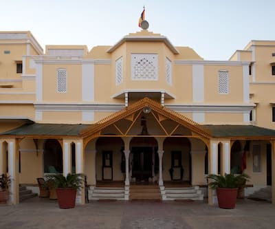 https://imgcld.yatra.com/ytimages/image/upload/t_hotel_yatra_city_desktop/v1447933650/Domestic Hotels/Hotels_Gaya/Hotel City Surya/Overview.jpg